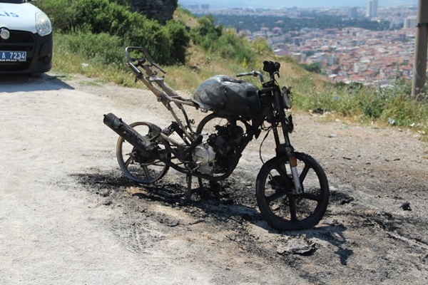Manisa'da Çaldıkları motosikleti benzini bitince yaktılar