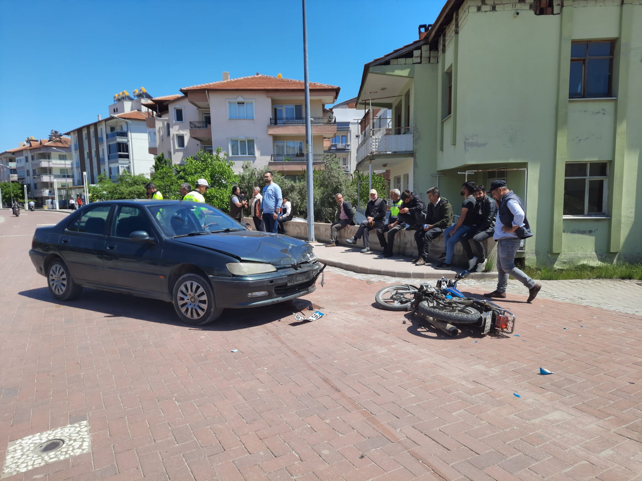 Manisa'nın Kula ilçesinde otomobille motosikletin çarpışması sonucu 1 kişi yaralandı.