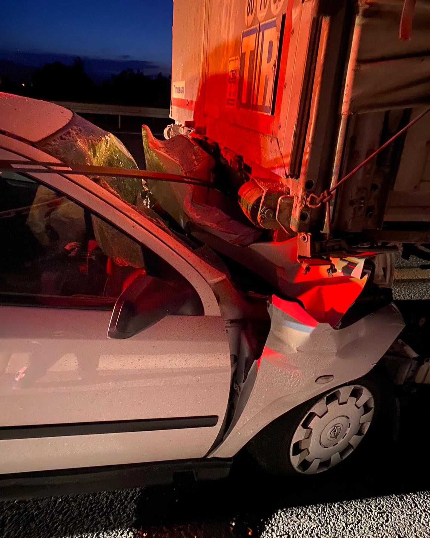 Manisa'da tıra arkadan çarpan  otomobilin sürücüsü ağır yaralandı.