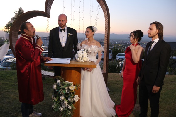 Manisa'da Polis Düğünü! Komiser İsmail Girgin ve Polis Memuru Zahide Nur Doğan Evlendi!