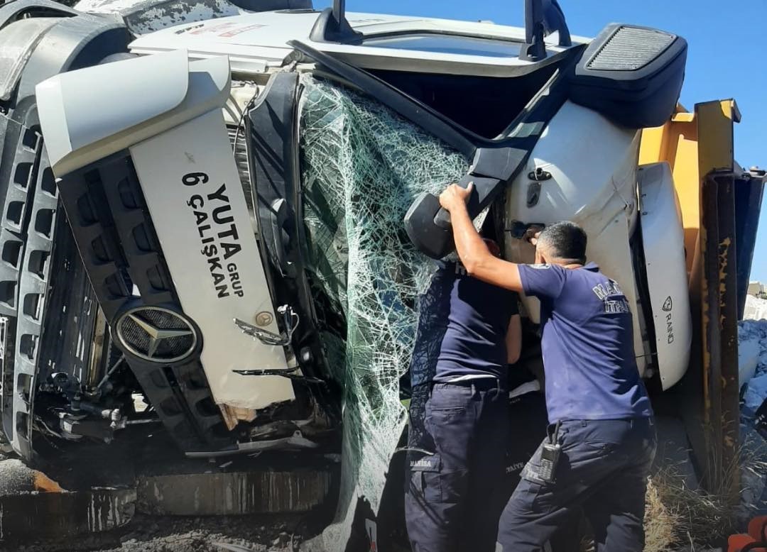 Manisa'da freni boşalan kamyon devrildi, Sürücü Yaralandı!