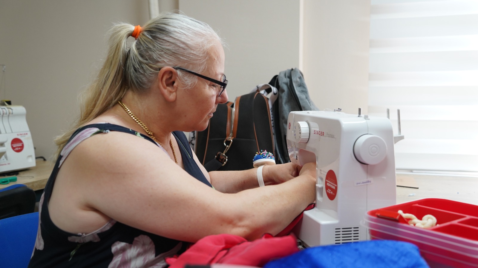 YUNUSEMRE’DE KADINLAR DİKİŞ KURSLARIYLA ÜRETİME KATILIYOR